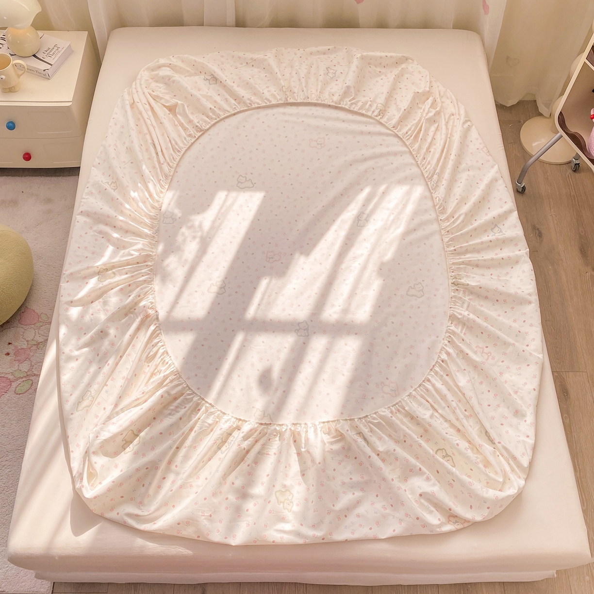 91家纺网 家纺一手货源 找家纺 女子家纺 2026新款全棉纯棉印花小印花花卉款单床笠床笠单件 玫瑰小狗