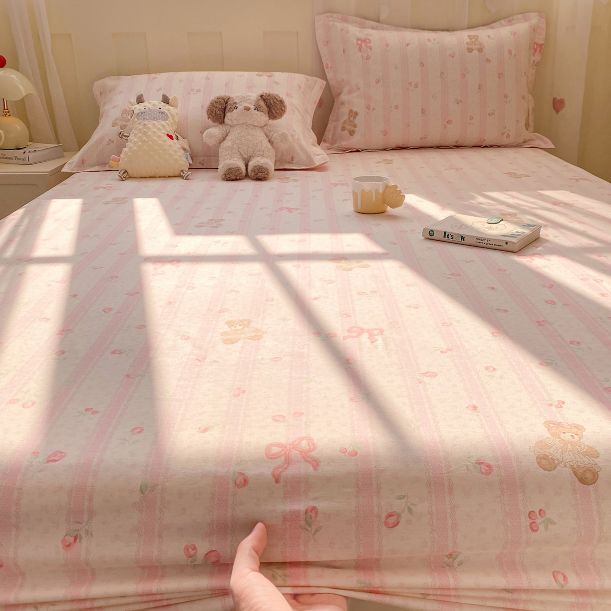 91家纺网 家纺一手货源 找家纺 女子家纺 2026新款全棉纯棉印花小印花花卉款单床笠床笠单件 温柔花朵熊