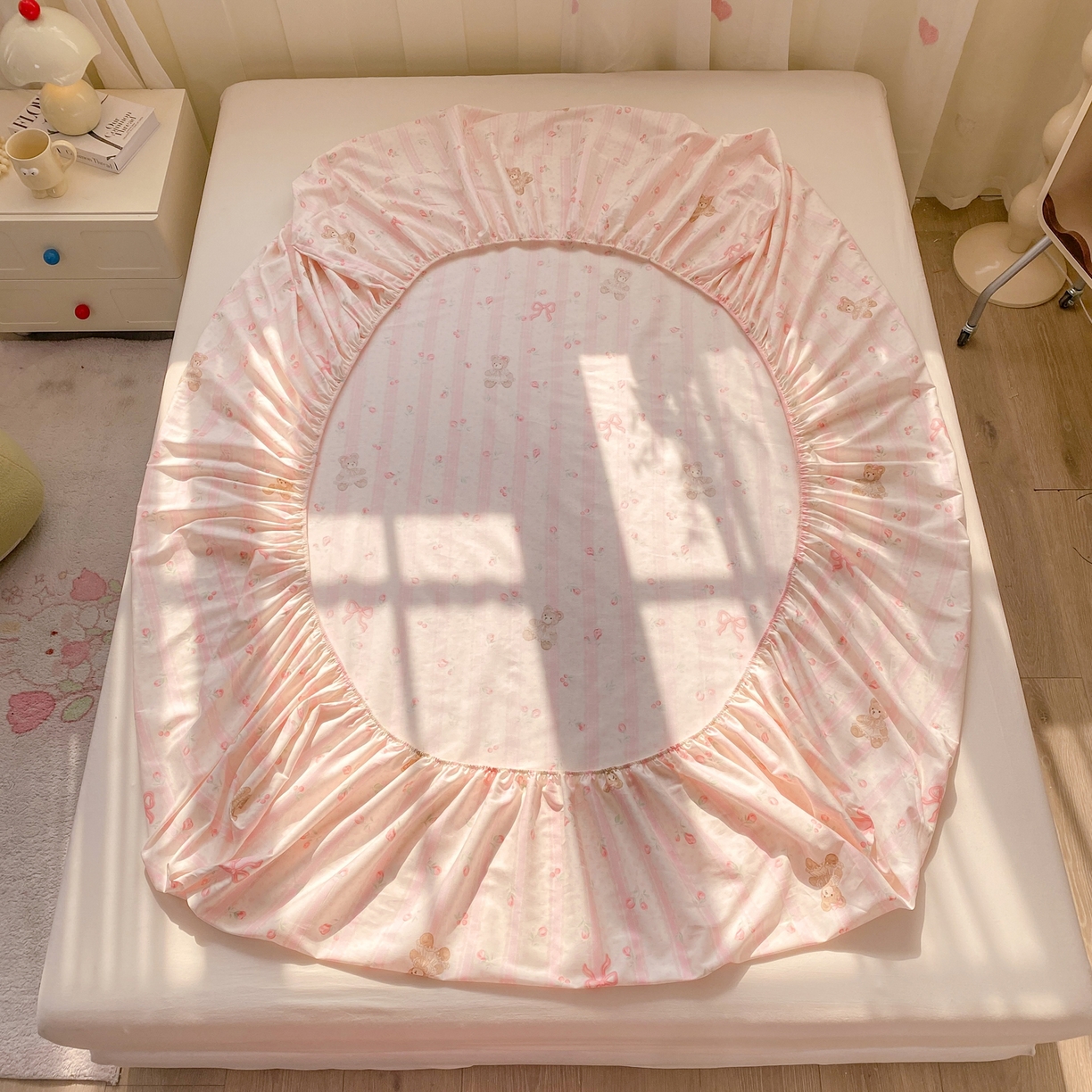 91家纺网 家纺一手货源 找家纺 女子家纺 2026新款全棉纯棉印花小印花花卉款单床笠床笠单件 温柔花朵熊