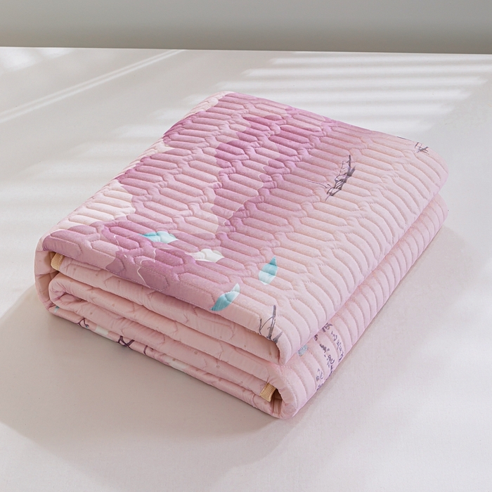 91家纺网 家纺一手货源 找家纺 羽梦家纺 2026新款冰柔丝乳胶床单款凉席湄南荷花