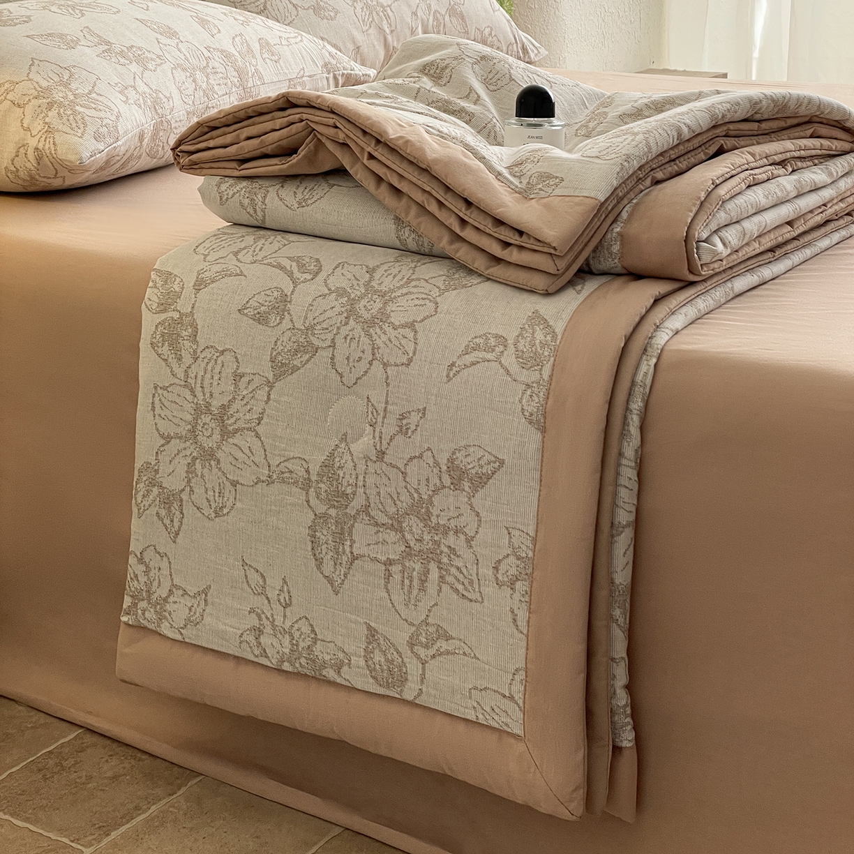 91家纺网 家纺一手货源 找家纺 吾诺家居 2026新款全棉色织提花三层纱夏被夏凉被空调被-华美 芳菲-咖