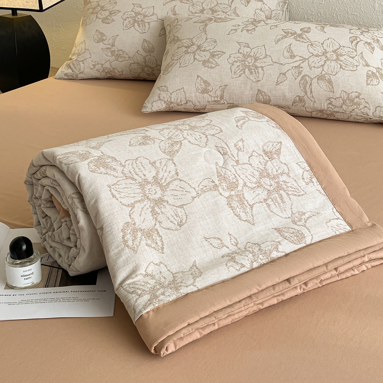 91家纺网 家纺一手货源 找家纺 吾诺家居 2026新款全棉色织提花三层纱夏被夏凉被空调被-华美 芳菲-咖