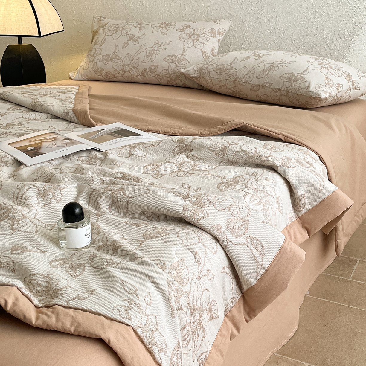 91家纺网 家纺一手货源 找家纺 吾诺家居 2026新款全棉色织提花三层纱夏被夏凉被空调被-华美 芳菲-咖