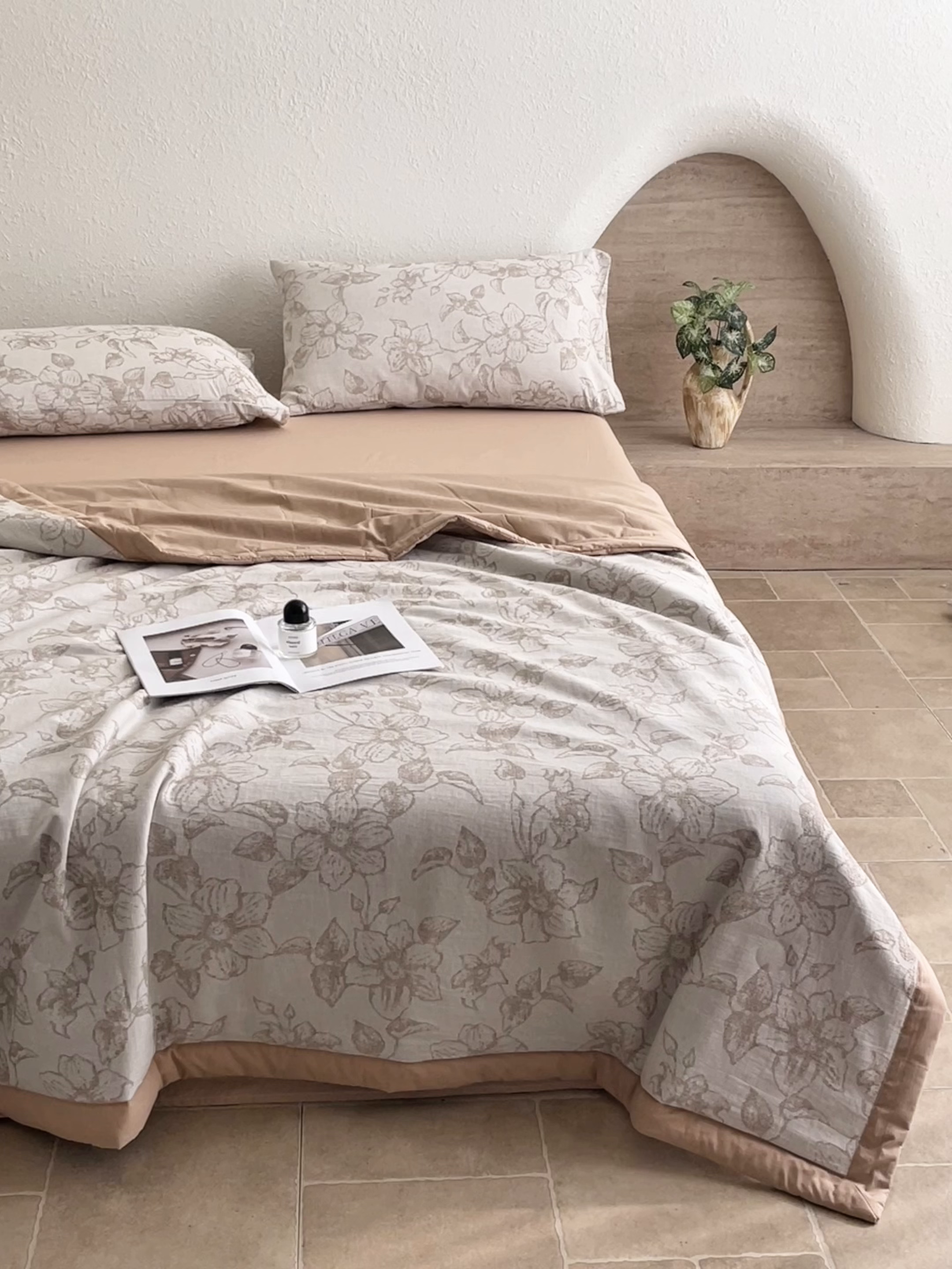 91家纺网 家纺一手货源 找家纺 吾诺家居 2026新款全棉色织提花三层纱夏被夏凉被空调被-华美 芳菲-咖