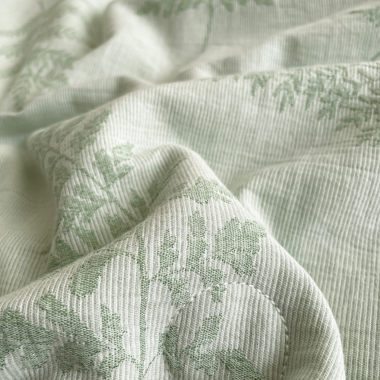 91家纺网 家纺一手货源 找家纺 吾诺家居 2026新款全棉色织提花三层纱夏被夏凉被空调被-华美 花影-绿