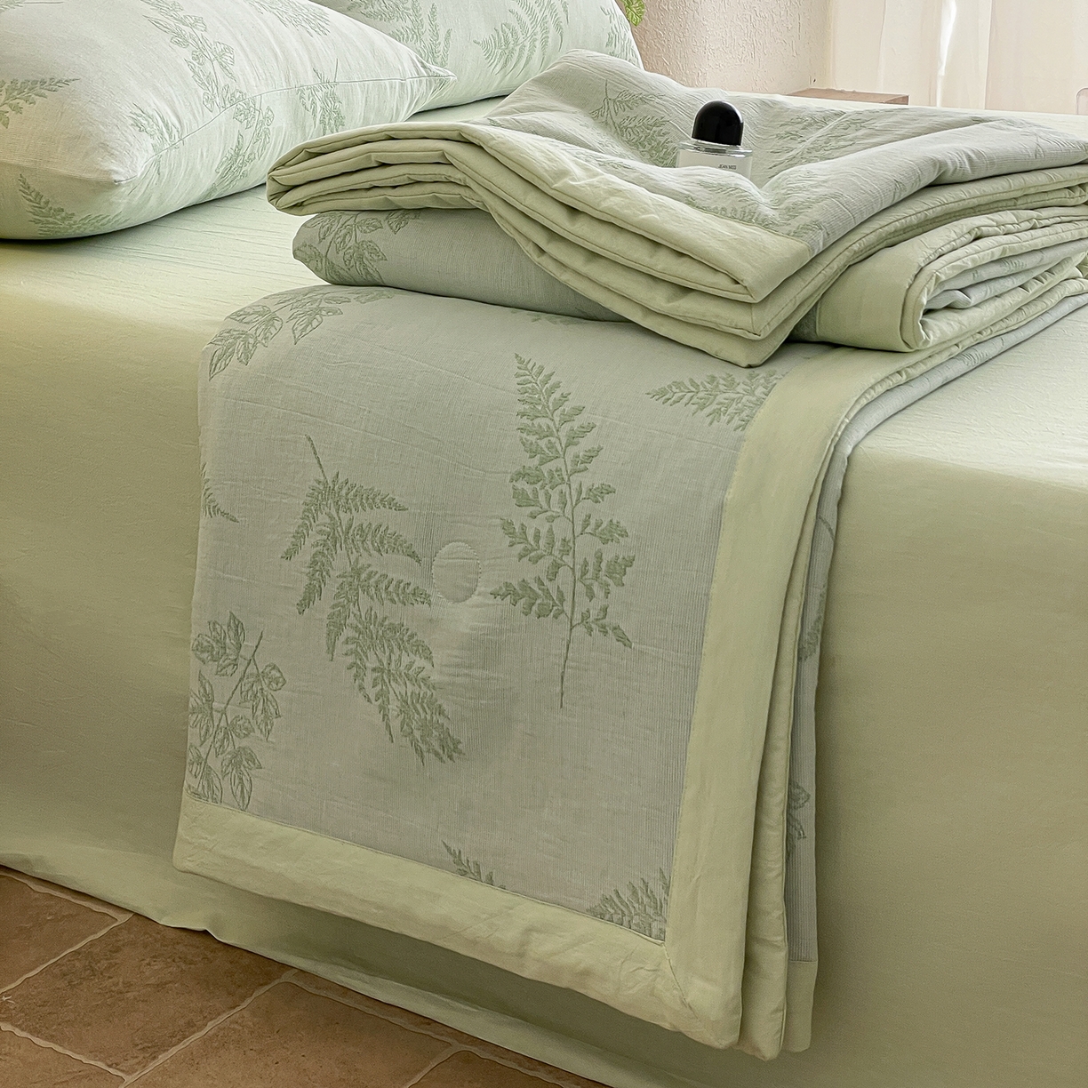 91家纺网 家纺一手货源 找家纺 吾诺家居 2026新款全棉色织提花三层纱夏被夏凉被空调被-华美 花影-绿