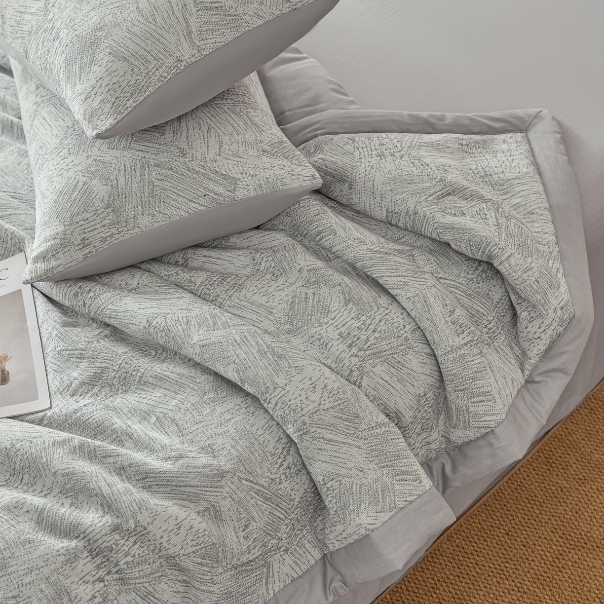 91家纺网 家纺一手货源 找家纺 吾诺家居 2026新款全棉色织提花三层纱夏被夏凉被空调被-华美 简森-灰