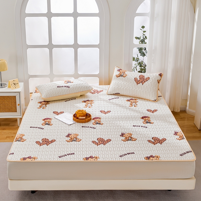 91家纺网 家纺一手货源 找家纺 羽梦家纺 2026新款冰柔丝乳胶床单款凉席小熊派对