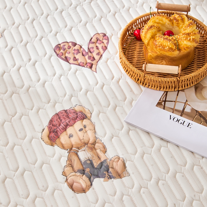 91家纺网 家纺一手货源 找家纺 羽梦家纺 2026新款冰柔丝乳胶床单款凉席小熊派对