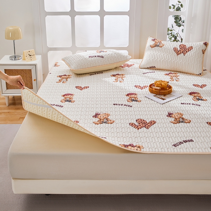 91家纺网 家纺一手货源 找家纺 羽梦家纺 2026新款冰柔丝乳胶床单款凉席小熊派对