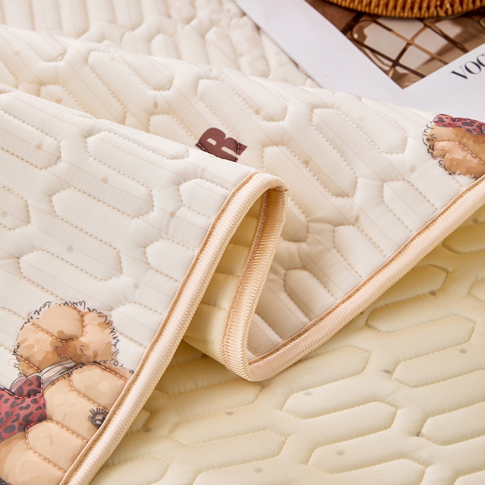 91家纺网 家纺一手货源 找家纺 羽梦家纺 2026新款冰柔丝乳胶床单款凉席小熊派对