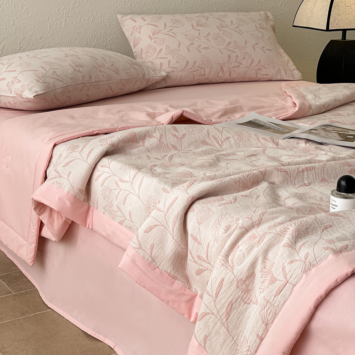 91家纺网 家纺一手货源 找家纺 吾诺家居 2026新款全棉色织提花三层纱夏被夏凉被空调被-华美 梦幻花园-粉