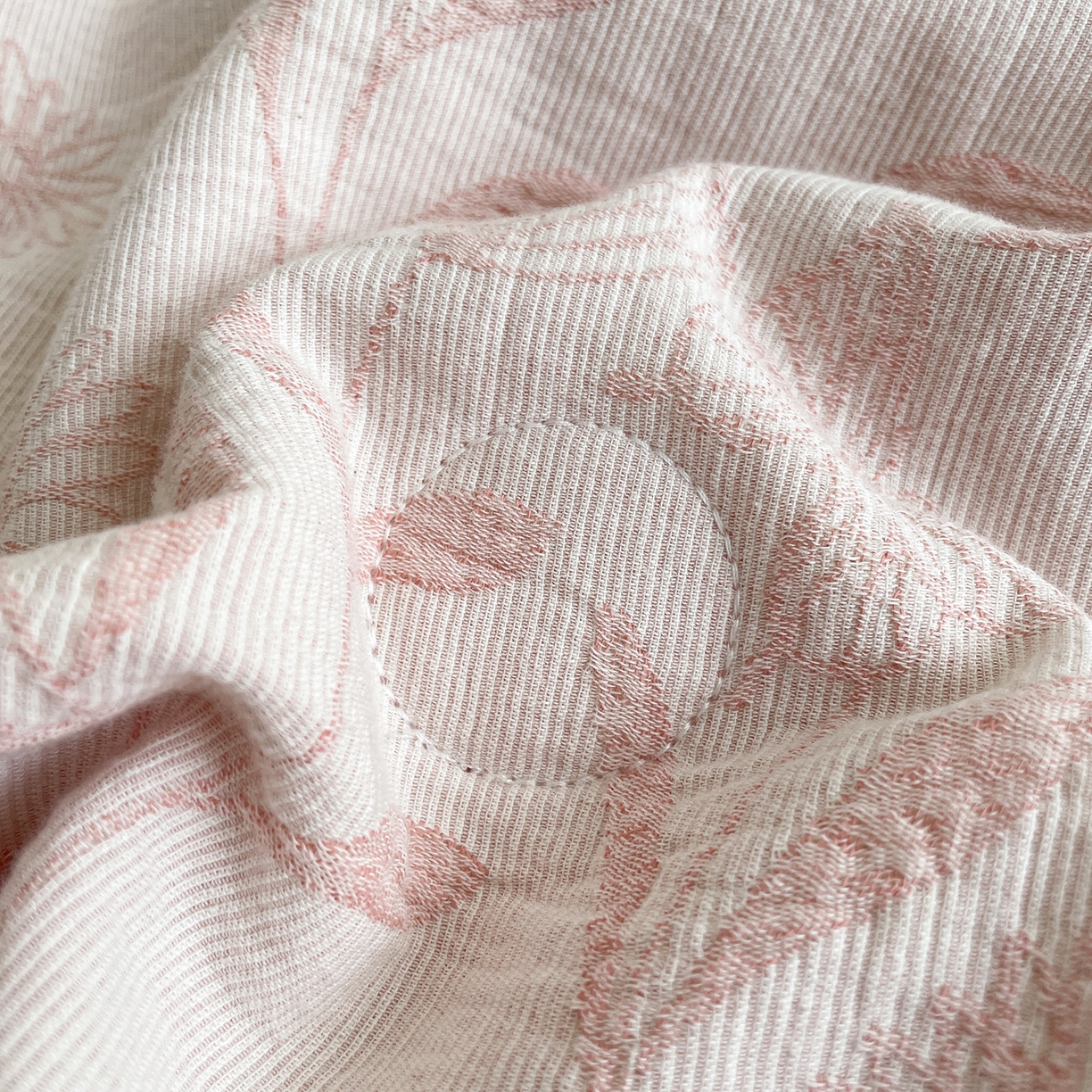 91家纺网 家纺一手货源 找家纺 吾诺家居 2026新款全棉色织提花三层纱夏被夏凉被空调被-华美 梦幻花园-粉