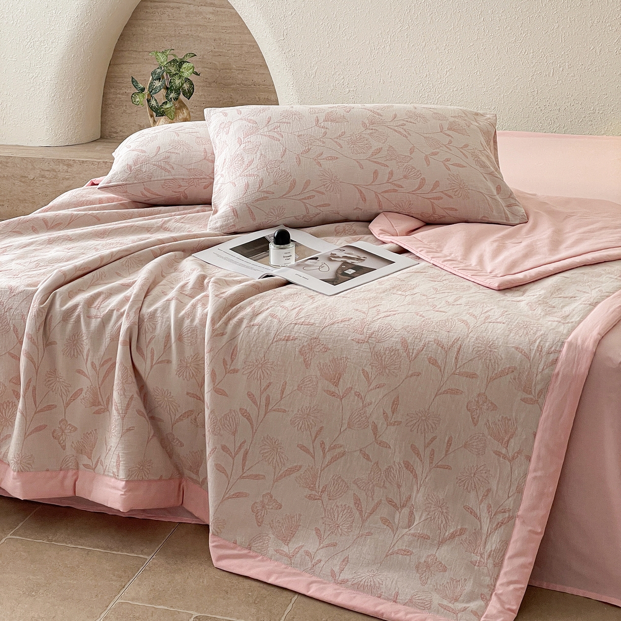 91家纺网 家纺一手货源 找家纺 吾诺家居 2026新款全棉色织提花三层纱夏被夏凉被空调被-华美 梦幻花园-粉