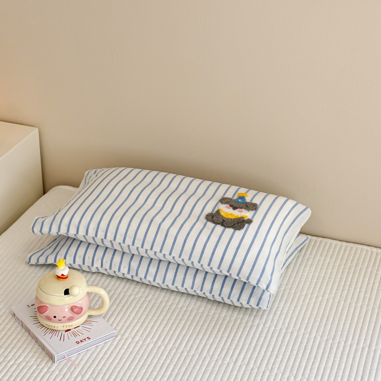 91家纺网 家纺一手货源 找家纺 慕尚家纺 2026新款色织水洗棉毛巾绣单枕套 枕套单件 多米 蓝条纹