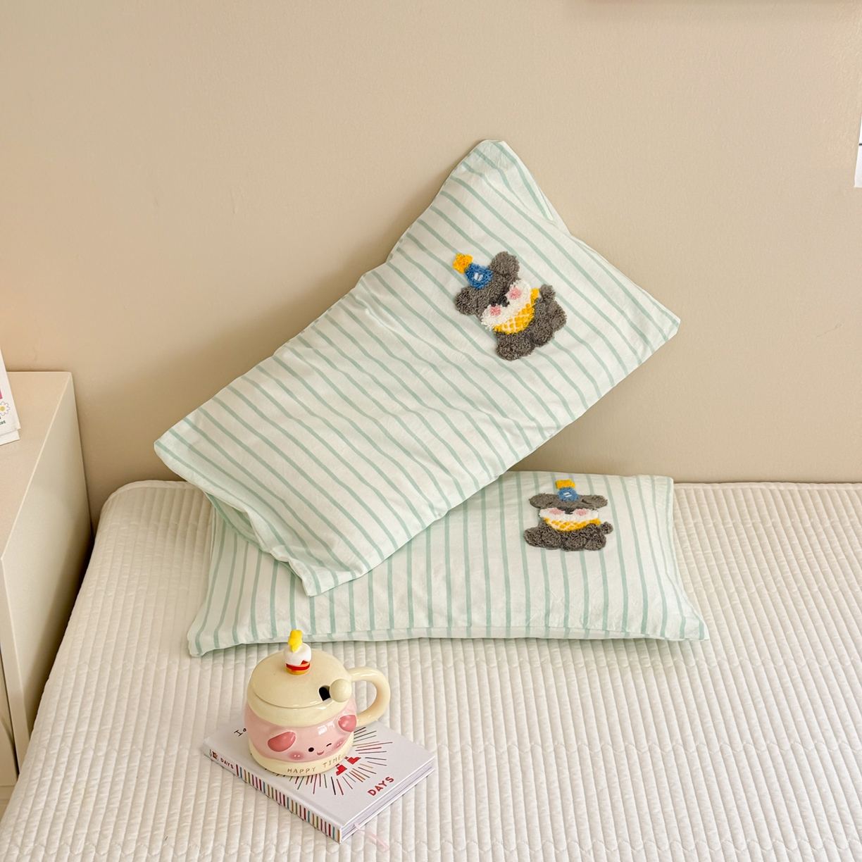 91家纺网 家纺一手货源 找家纺 慕尚家纺 2026新款色织水洗棉毛巾绣单枕套 枕套单件 多米 绿条纹