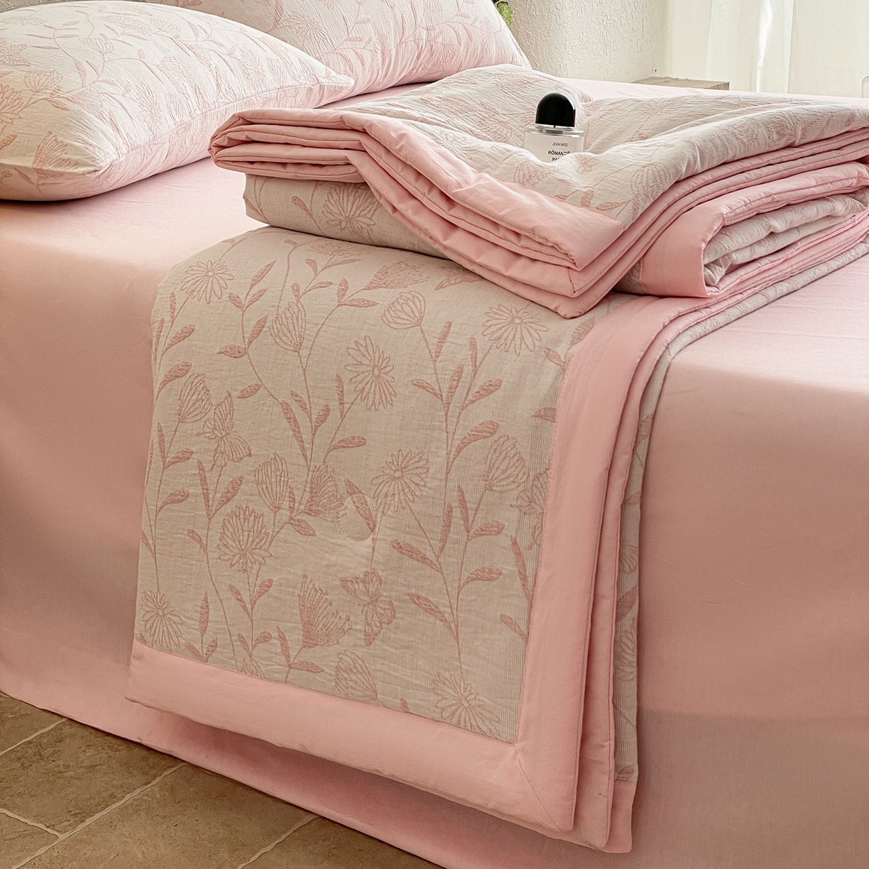 91家纺网 家纺一手货源 找家纺 吾诺家居 2026新款全棉色织提花三层纱夏被夏凉被空调被-华美 梦幻花园-粉