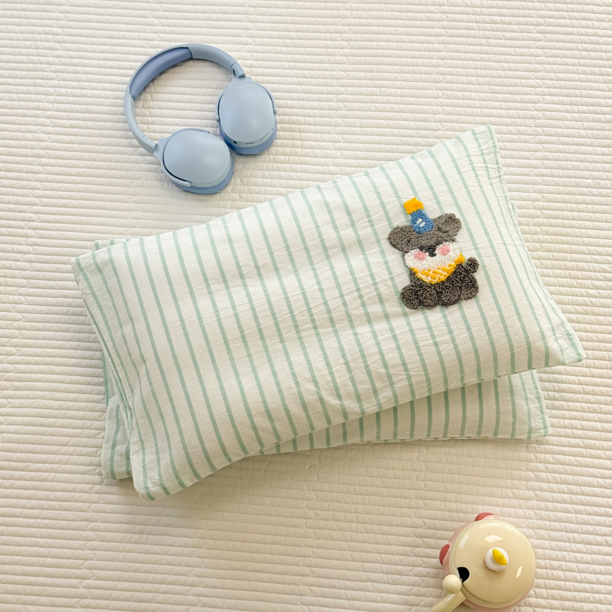 91家纺网 家纺一手货源 找家纺 慕尚家纺 2026新款色织水洗棉毛巾绣单枕套 枕套单件 多米 绿条纹