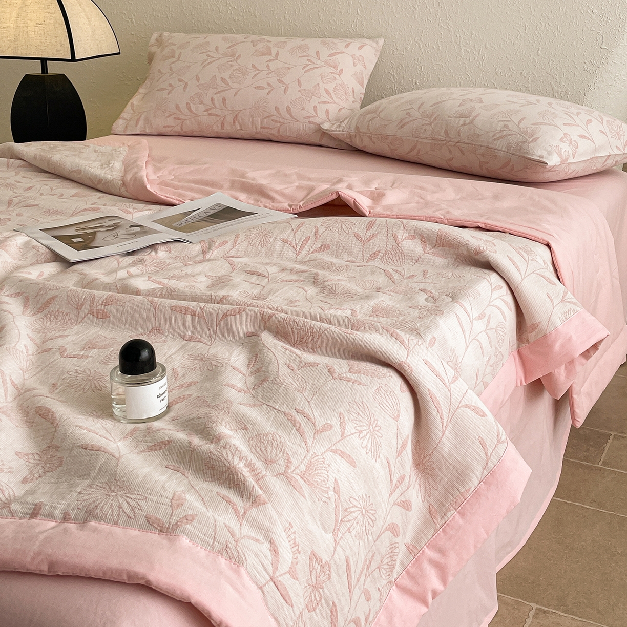 91家纺网 家纺一手货源 找家纺 吾诺家居 2026新款全棉色织提花三层纱夏被夏凉被空调被-华美 梦幻花园-粉
