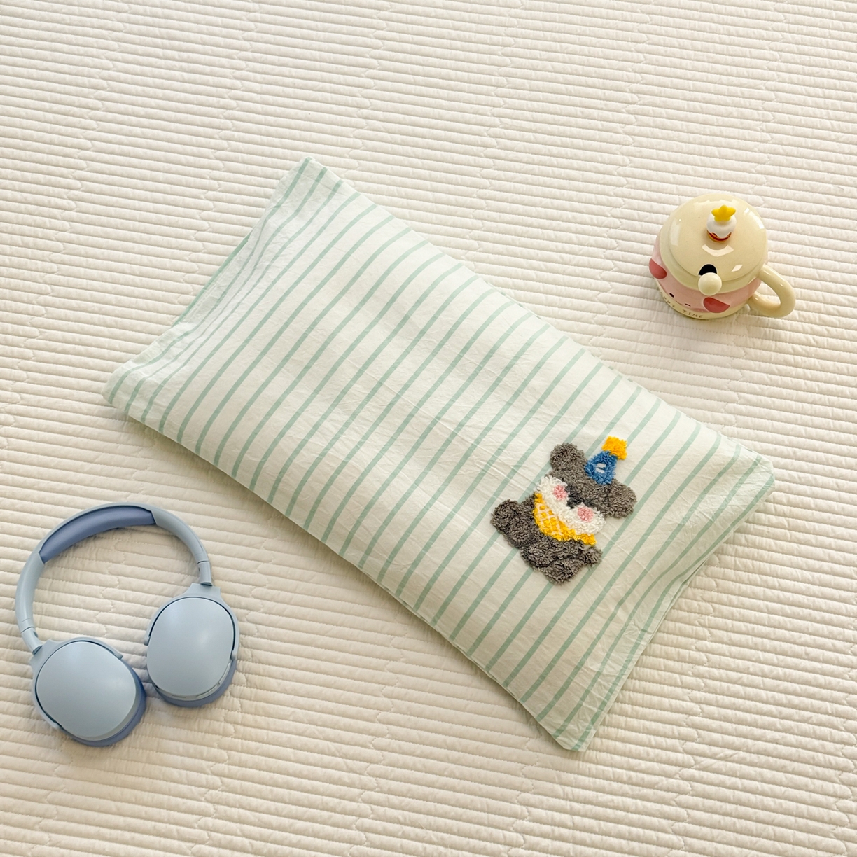 91家纺网 家纺一手货源 找家纺 慕尚家纺 2026新款色织水洗棉毛巾绣单枕套 枕套单件 多米 绿条纹