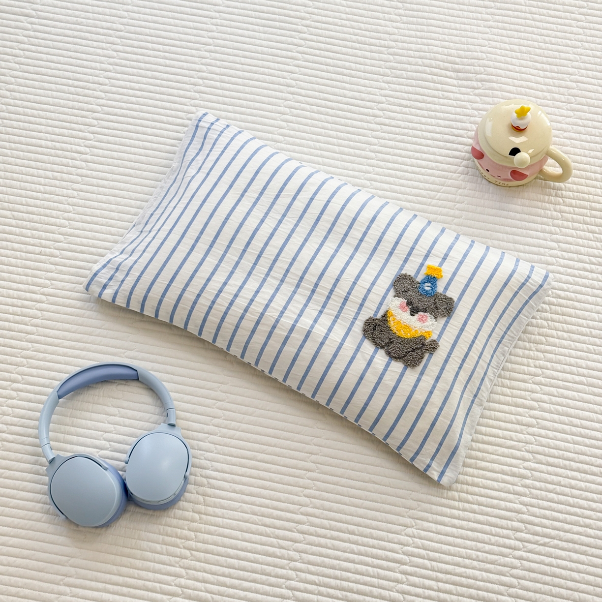 91家纺网 家纺一手货源 找家纺 慕尚家纺 2026新款色织水洗棉毛巾绣单枕套 枕套单件 多米 蓝条纹