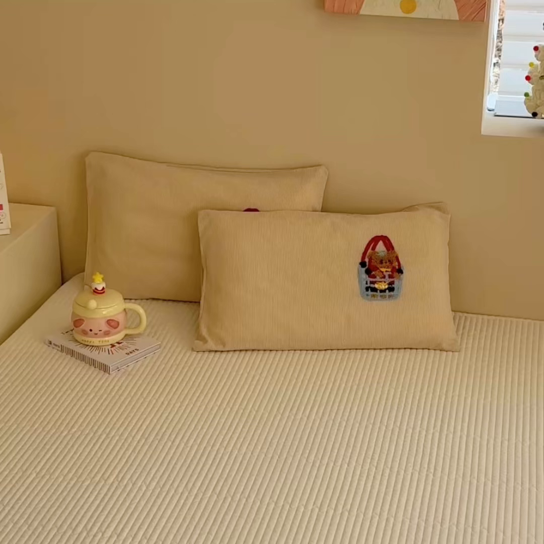 91家纺网 家纺一手货源 找家纺 慕尚家纺 2026新款色织水洗棉毛巾绣单枕套 枕套单件 熊呆呆