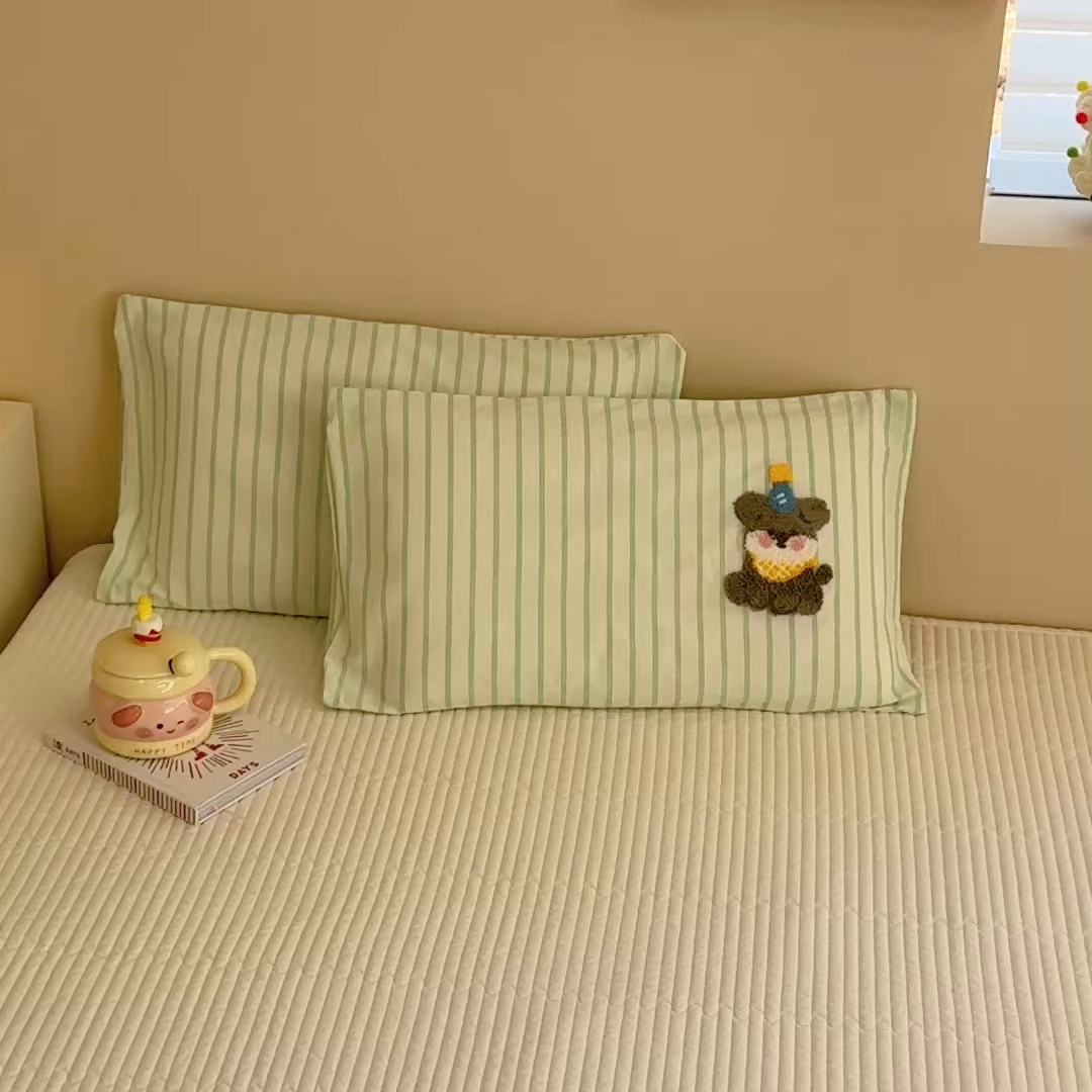 91家纺网 家纺一手货源 找家纺 慕尚家纺 2026新款色织水洗棉毛巾绣单枕套 枕套单件 多米 绿条纹