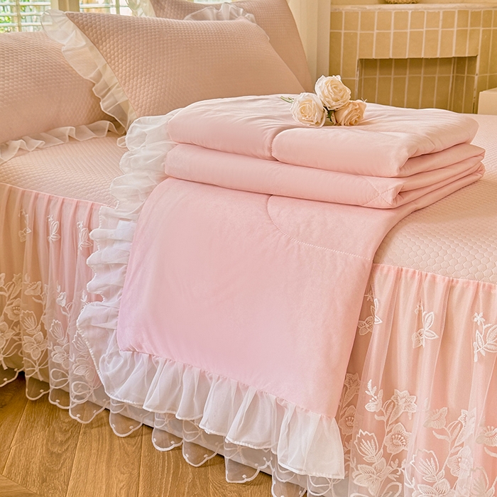 91家纺网 家纺一手货源 找家纺 （总）后庭寝室 2026新款冰感豆豆床裙凉席夏被空调被四件套-花语系列