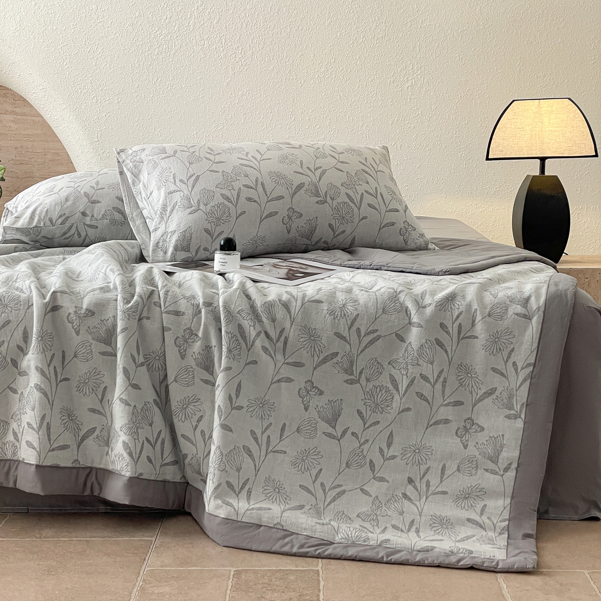 91家纺网 家纺一手货源 找家纺 吾诺家居 2026新款全棉色织提花三层纱夏被夏凉被空调被-华美 梦幻花园-灰