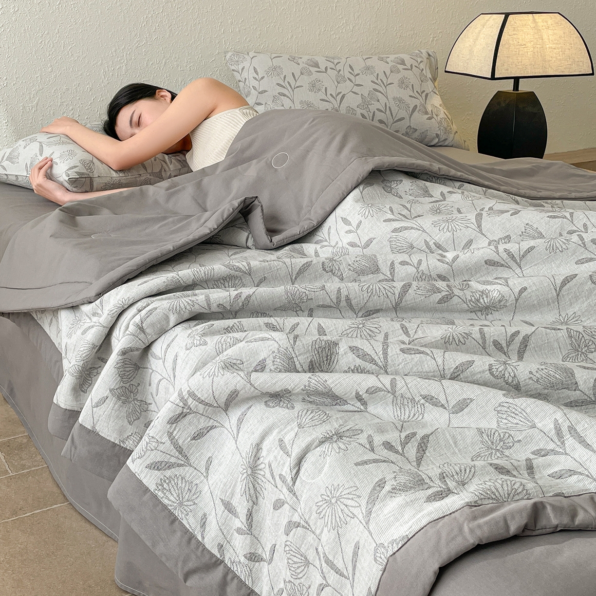 91家纺网 家纺一手货源 找家纺 吾诺家居 2026新款全棉色织提花三层纱夏被夏凉被空调被-华美 梦幻花园-灰