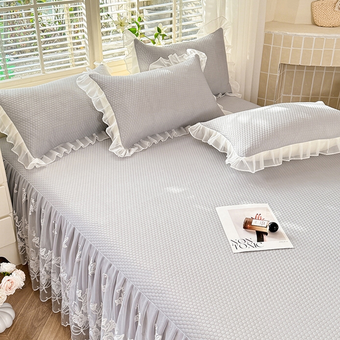 91家纺网 家纺一手货源 找家纺 后庭寝室 2026新款冰感豆豆床裙凉席夏被空调被四件套-花语系列 花语-浅灰