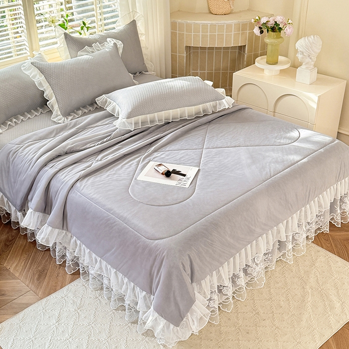 91家纺网 家纺一手货源 找家纺 后庭寝室 2026新款冰感豆豆床裙凉席夏被空调被四件套-花语系列 花语-浅灰