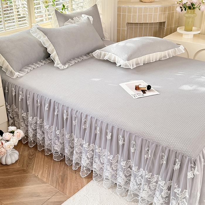 91家纺网 家纺一手货源 找家纺 后庭寝室 2026新款冰感豆豆床裙凉席夏被空调被四件套-花语系列 花语-浅灰