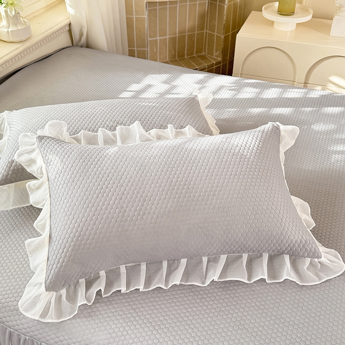 91家纺网 家纺一手货源 找家纺 后庭寝室 2026新款冰感豆豆床裙凉席夏被空调被四件套-花语系列 花语-浅灰