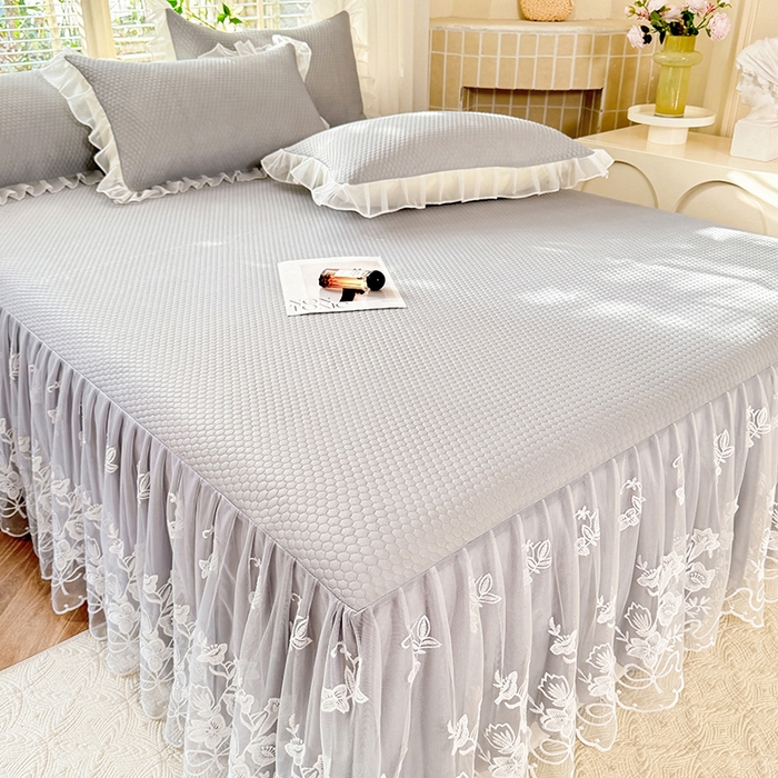 91家纺网 家纺一手货源 找家纺 后庭寝室 2026新款冰感豆豆床裙凉席夏被空调被四件套-花语系列 花语-浅灰