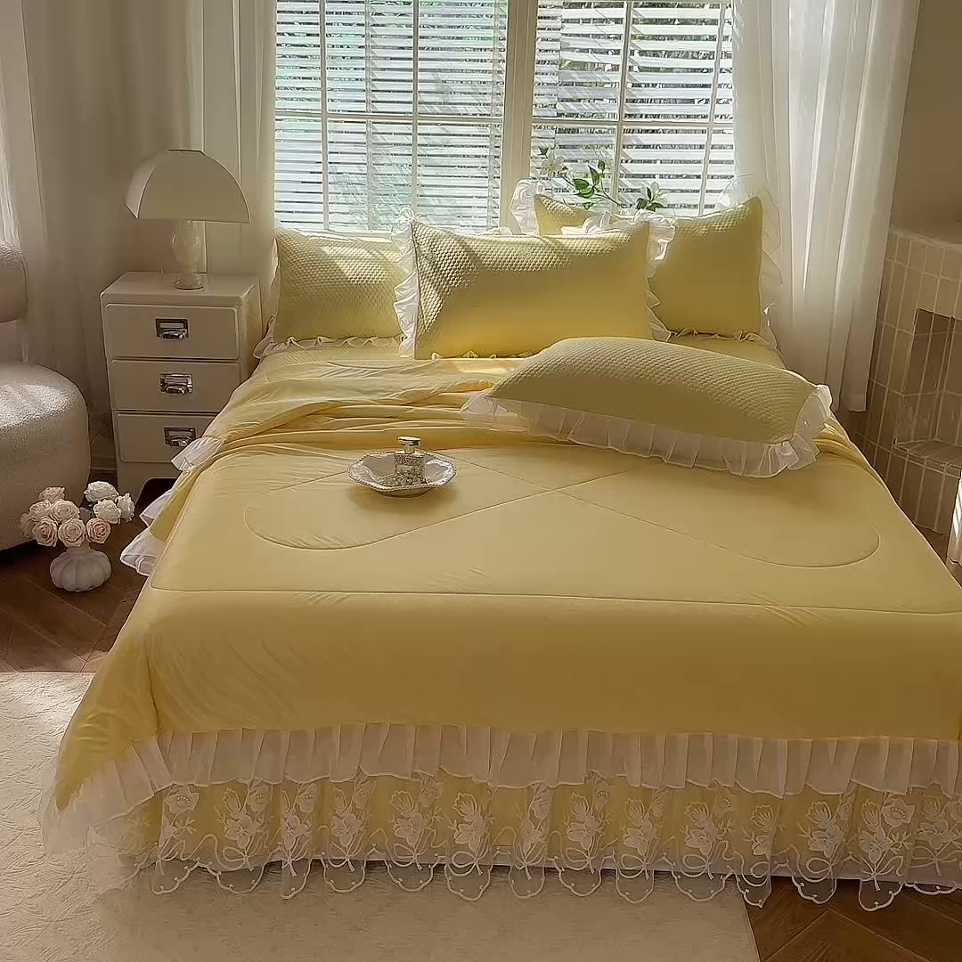 91家纺网 家纺一手货源 找家纺 后庭寝室 2026新款冰感豆豆床裙凉席夏被空调被四件套-花语系列 花语-嫩黄