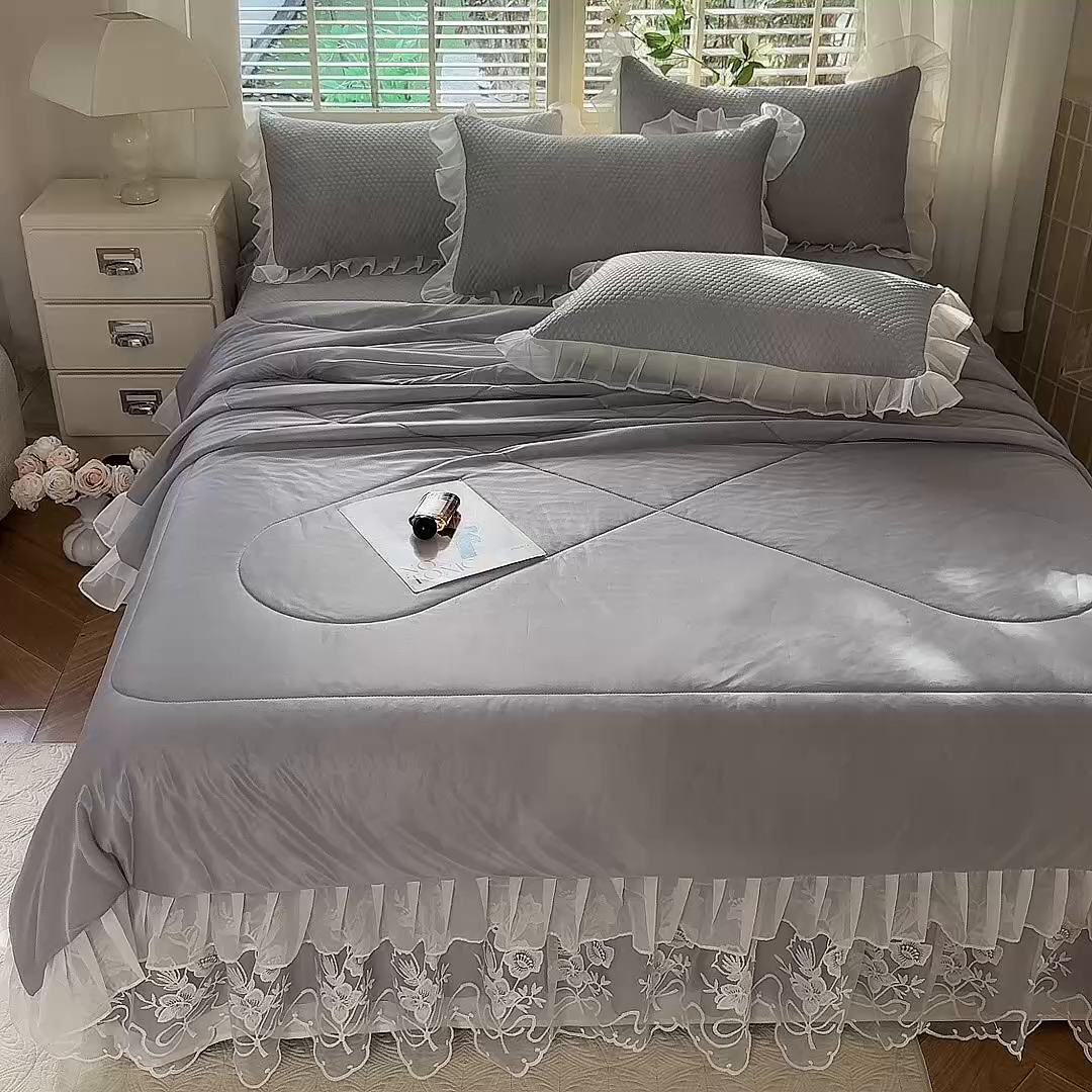 91家纺网 家纺一手货源 找家纺 后庭寝室 2026新款冰感豆豆床裙凉席夏被空调被四件套-花语系列 花语-浅灰