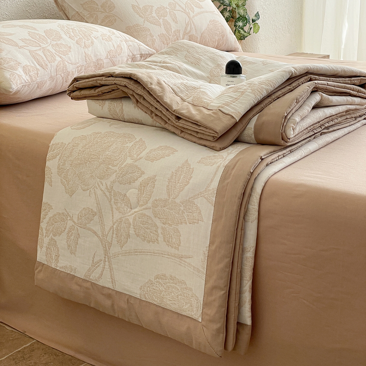 91家纺网 家纺一手货源 找家纺 吾诺家居 2026新款全棉色织提花三层纱夏被夏凉被空调被-华美 藤叶-咖