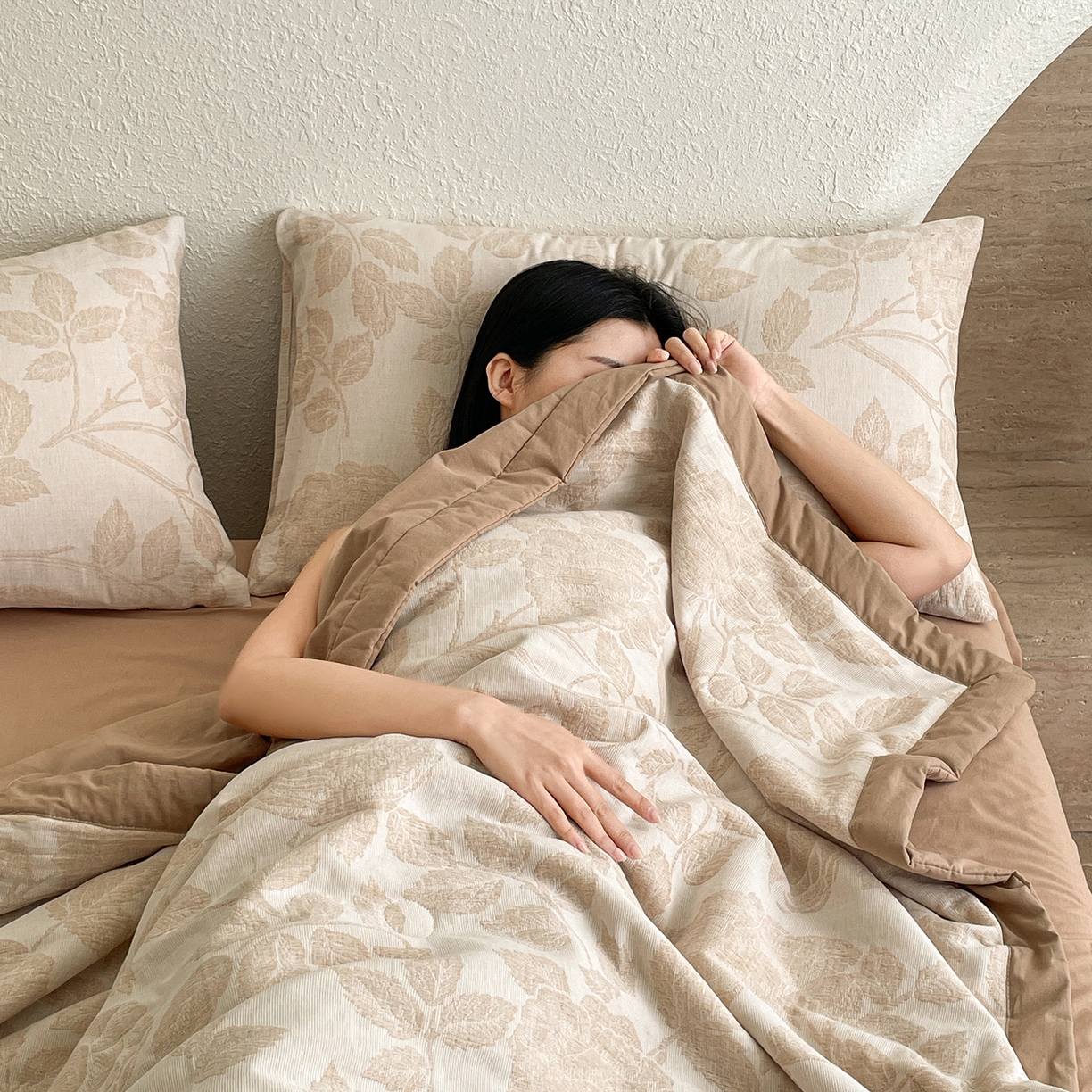 91家纺网 家纺一手货源 找家纺 吾诺家居 2026新款全棉色织提花三层纱夏被夏凉被空调被-华美 藤叶-咖