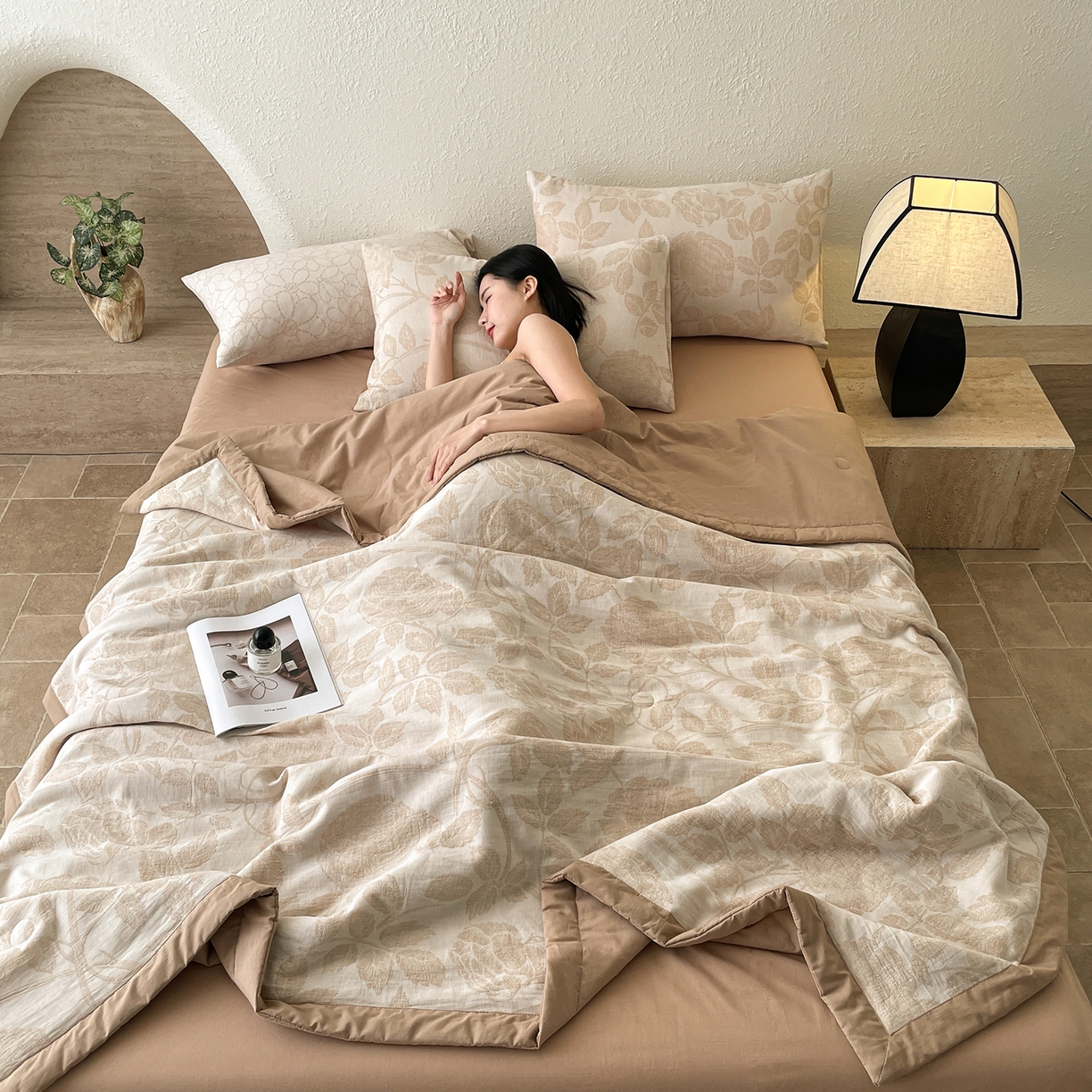 91家纺网 家纺一手货源 找家纺 吾诺家居 2026新款全棉色织提花三层纱夏被夏凉被空调被-华美 藤叶-咖