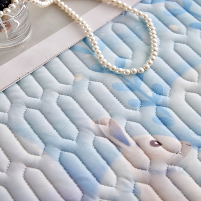 91家纺网 家纺一手货源 找家纺 羽梦家纺 2026新款冰柔丝乳胶床裙款凉席云端兔语