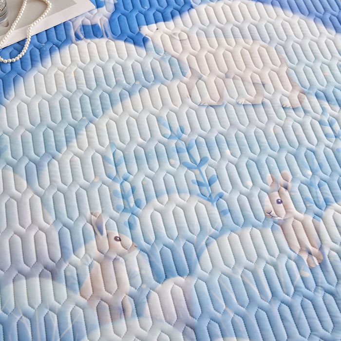 91家纺网 家纺一手货源 找家纺 羽梦家纺 2026新款冰柔丝乳胶床裙款凉席云端兔语