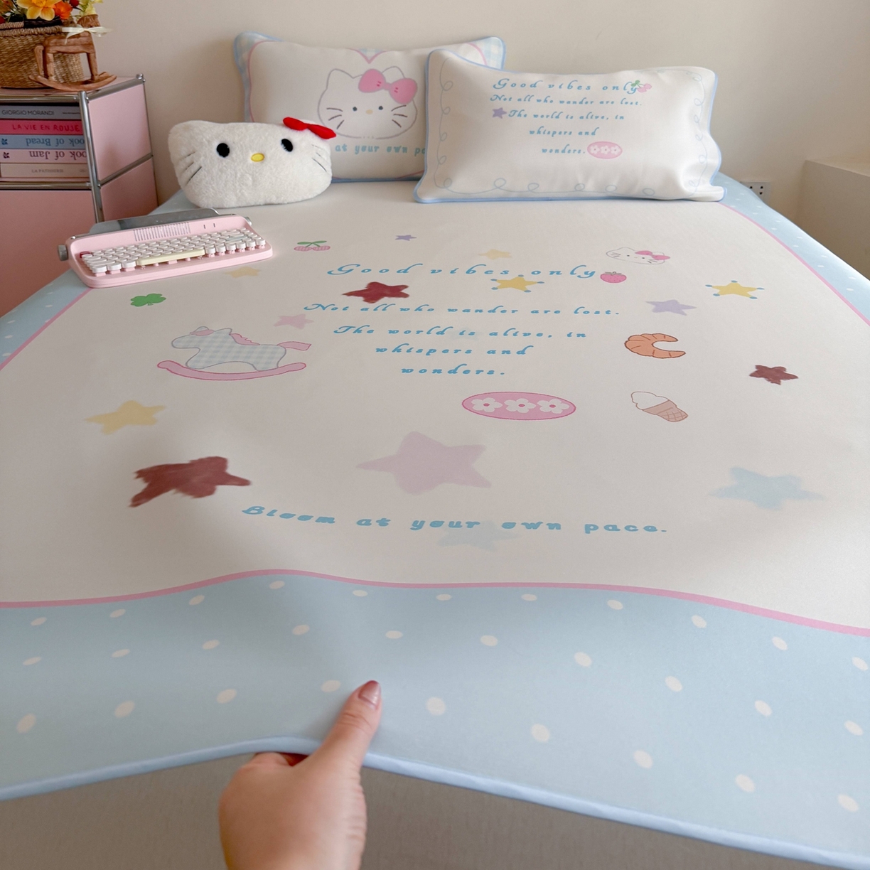 91家纺网 家纺一手货源 找家纺 美乐迪家纺 2026新款大版水光冰丝凉席席子凉席 猫咪物语