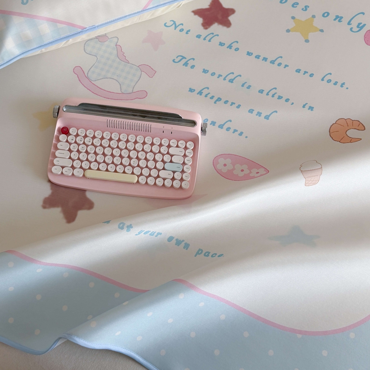 91家纺网 家纺一手货源 找家纺 美乐迪家纺 2026新款大版水光冰丝凉席席子凉席 猫咪物语