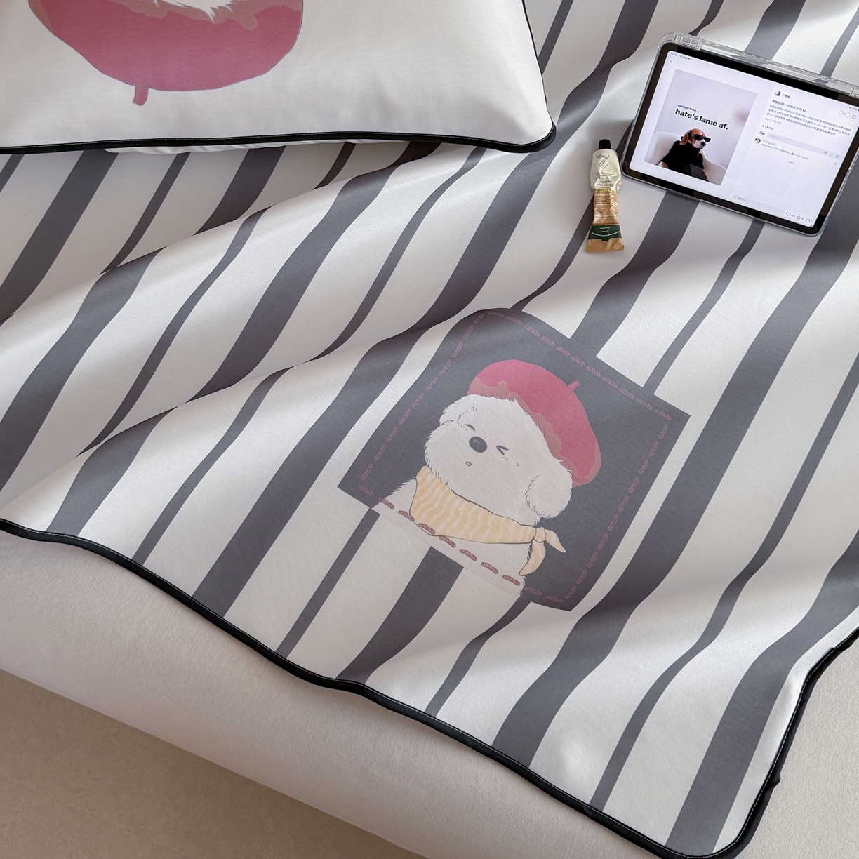 91家纺网 家纺一手货源 找家纺 美乐迪家纺 2026新款大版水光冰丝凉席席子凉席 黑条小狗