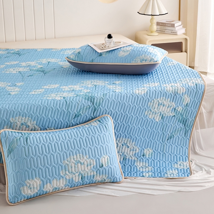 91家纺网 家纺一手货源 找家纺 羽梦家纺 2026新款冰柔丝乳胶床裙款凉席青空花信