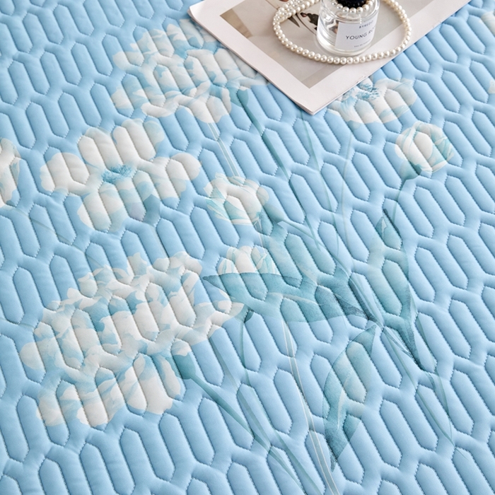 91家纺网 家纺一手货源 找家纺 羽梦家纺 2026新款冰柔丝乳胶床裙款凉席青空花信