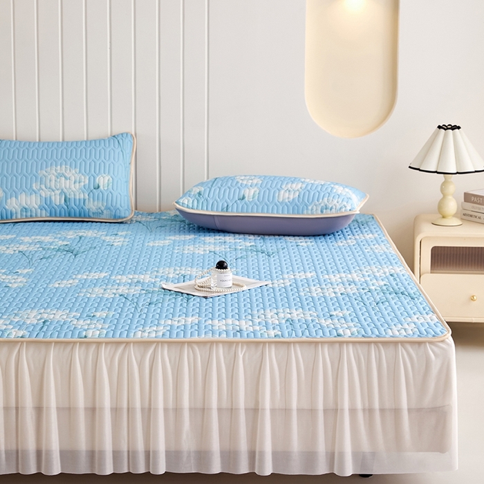 91家纺网 家纺一手货源 找家纺 羽梦家纺 2026新款冰柔丝乳胶床裙款凉席青空花信