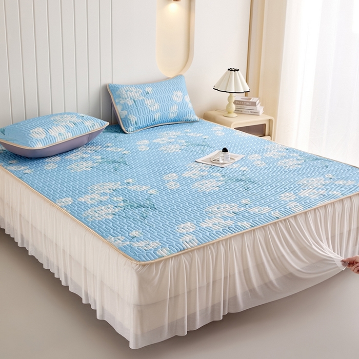 91家纺网 家纺一手货源 找家纺 羽梦家纺 2026新款冰柔丝乳胶床裙款凉席青空花信