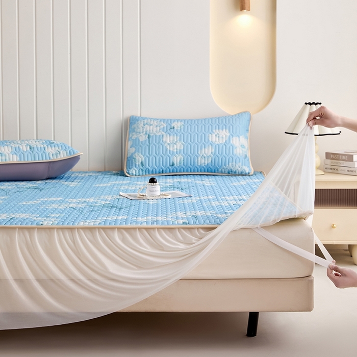 91家纺网 家纺一手货源 找家纺 羽梦家纺 2026新款冰柔丝乳胶床裙款凉席青空花信